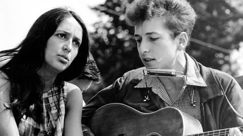 Die Sängerin Joan Baez und der Sänger Bob Dylan im August 1963.