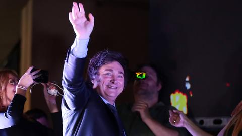 Javier Milei von der rechtsextremen Koalition 'Liberty Advances' begrüßt seine Anhänger vor seinem Wahlkampfbüro in Buenos Aires, Argentinien am 19. November 2023.