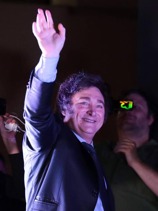 Javier Milei von der rechtsextremen Koalition Liberty Advances begrüßt seine Anhänger vor seinem Wahlkampfbüro in Buenos Aires, Argentinien am 19. November 2023. 