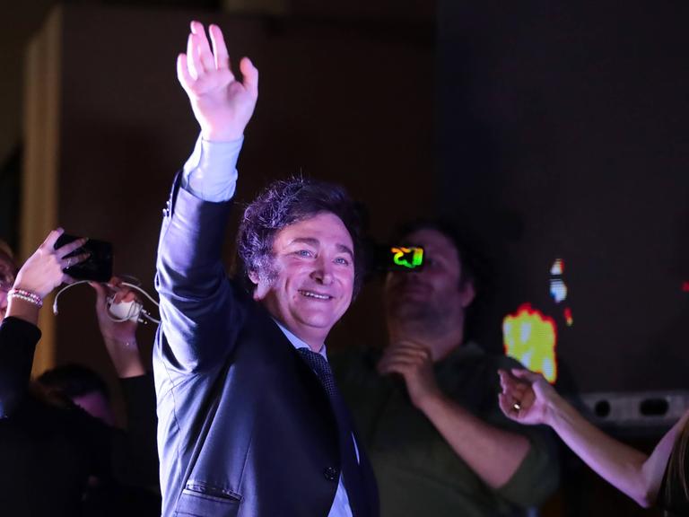 Javier Milei von der rechtsextremen Koalition Liberty Advances begrüßt seine Anhänger vor seinem Wahlkampfbüro in Buenos Aires, Argentinien am 19. November 2023. 