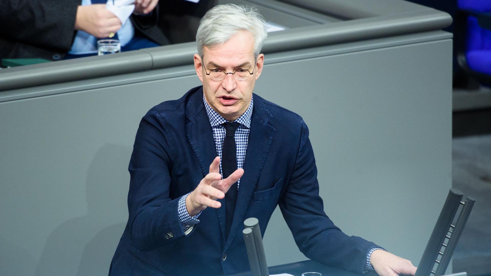 Matthias Middelberg (CDU) spricht während einer Sitzung des Deutschen Bundestages im Plenarsaal des Reichstagsgebäudes. 