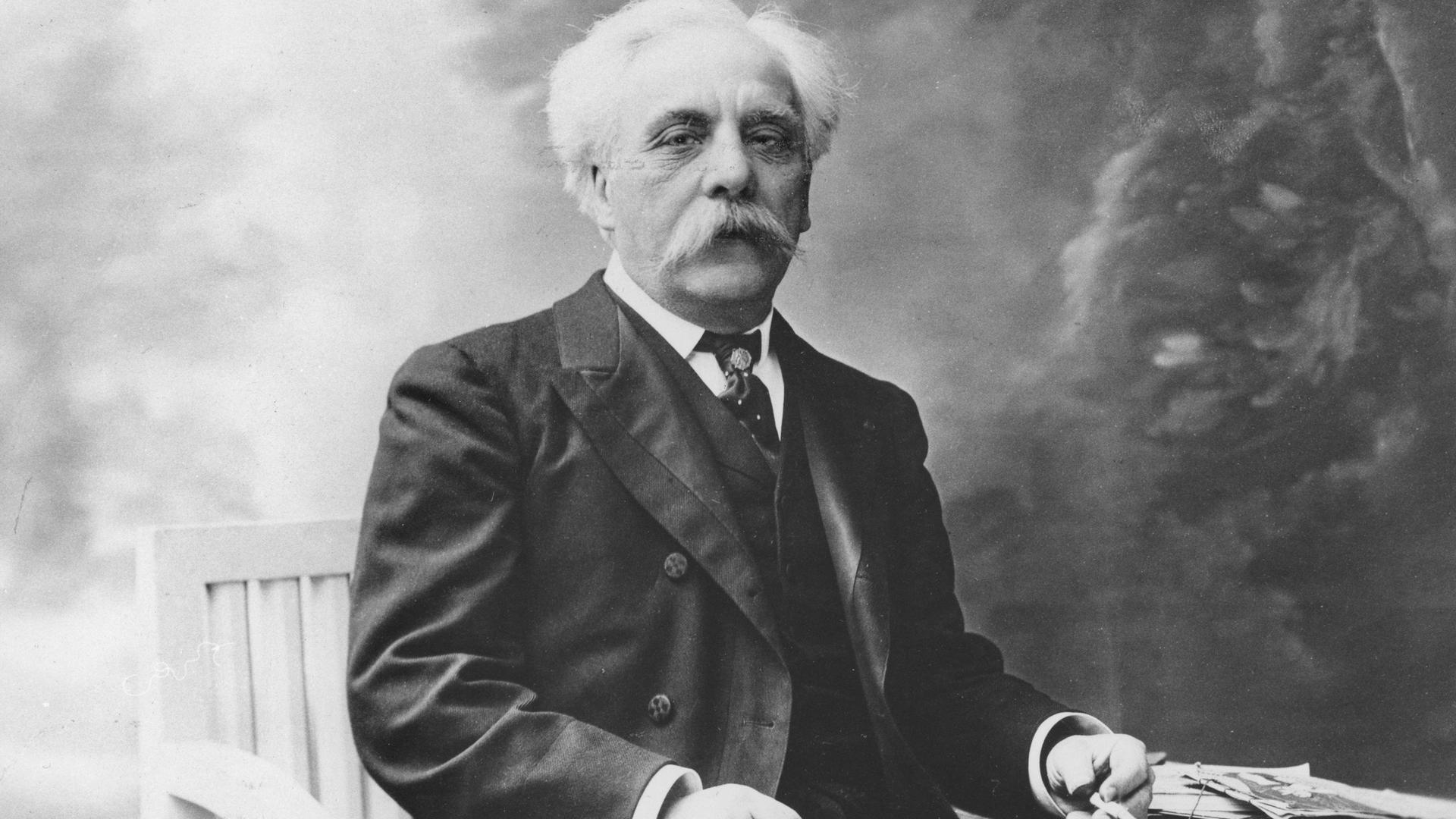Porträt des Komponisten Gabriel Fauré in schwarz-weiß. Porträt des Komponisten Gabriel Fauré in schwarz-weiß.