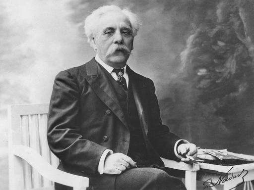 Porträt des Komponisten Gabriel Fauré in schwarz-weiß.