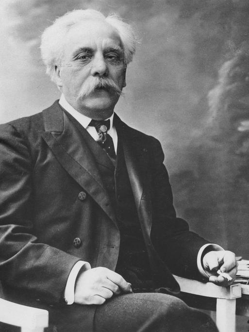 Porträt des Komponisten Gabriel Fauré in schwarz-weiß.