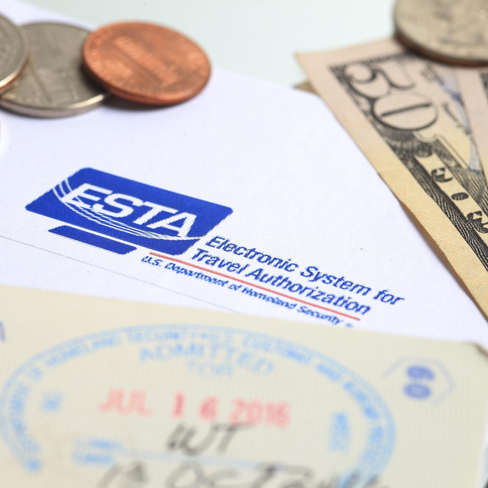 ESTA-Beschinigung, US-Dollar und ein Reisepass mit Stempel