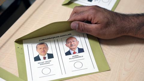 Der Wahlzettel zur Stimmwahl zwischen Recep Tayyip Erdogan (L) and Kemal Kilicdaroglu