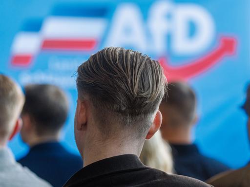 Ein junger Mann sitzt auf der Gründungsveranstaltung des Schleswig-Holsteinischen Landesverbands der "Generation Deutschland", der Jugendorganisation der AfD.