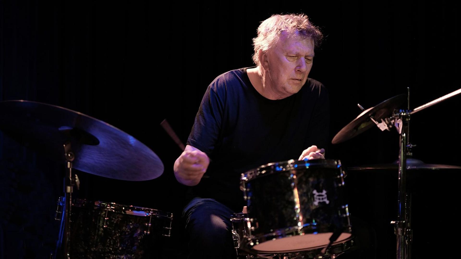 Ein Mann spielt mit geschlossenen Augen Schlagwerk. Ein Mann spielt mit geschlossenen Augen Schlagwerk.