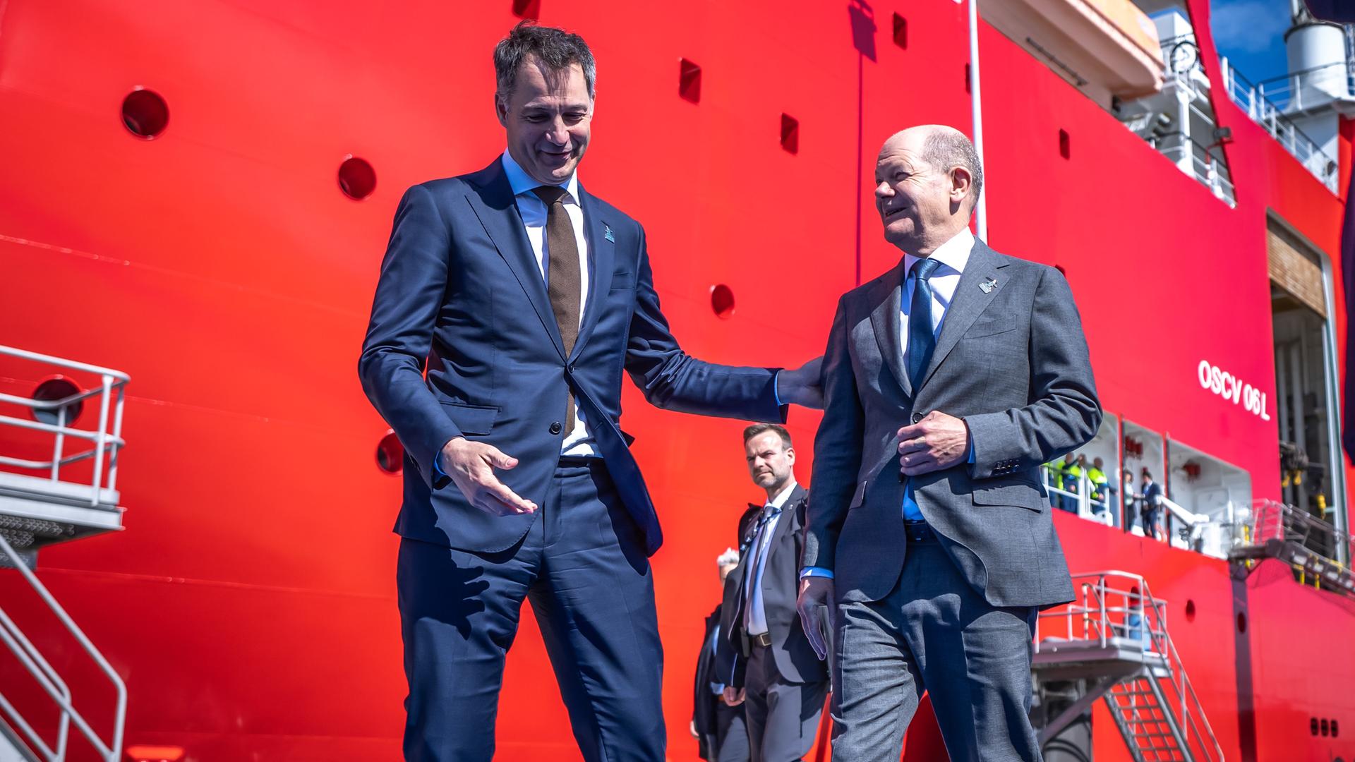 Der belgische Premierminister Alexander De Croo begrüßt Bundeskanzler Olaf Scholz zu Beginn des Nordsee-Gipfels in Ostende, im Hintergrund ist ein rotes Schiff zu sehen. Der belgische Premierminister Alexander De Croo begrüßt Bundeskanzler Olaf Scholz zu Beginn des Nordsee-Gipfels in Ostende, im Hintergrund ist ein rotes Schiff zu sehen.