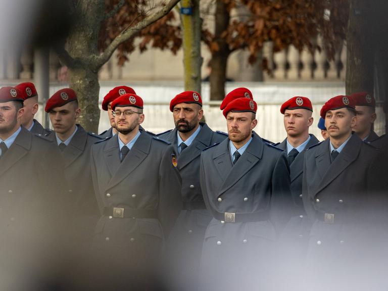 Rekruten des Fernmeldebataillon beim Gelöbnis in Berlin 