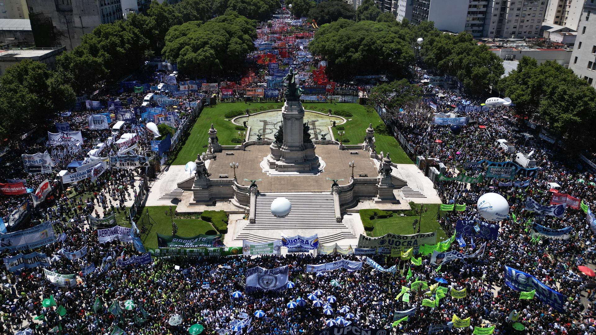 Tausende Demonstranten stehen auf einem großen Platz in Buenos Aires, bunte Fahnen und Plakate sind zu erkennen.