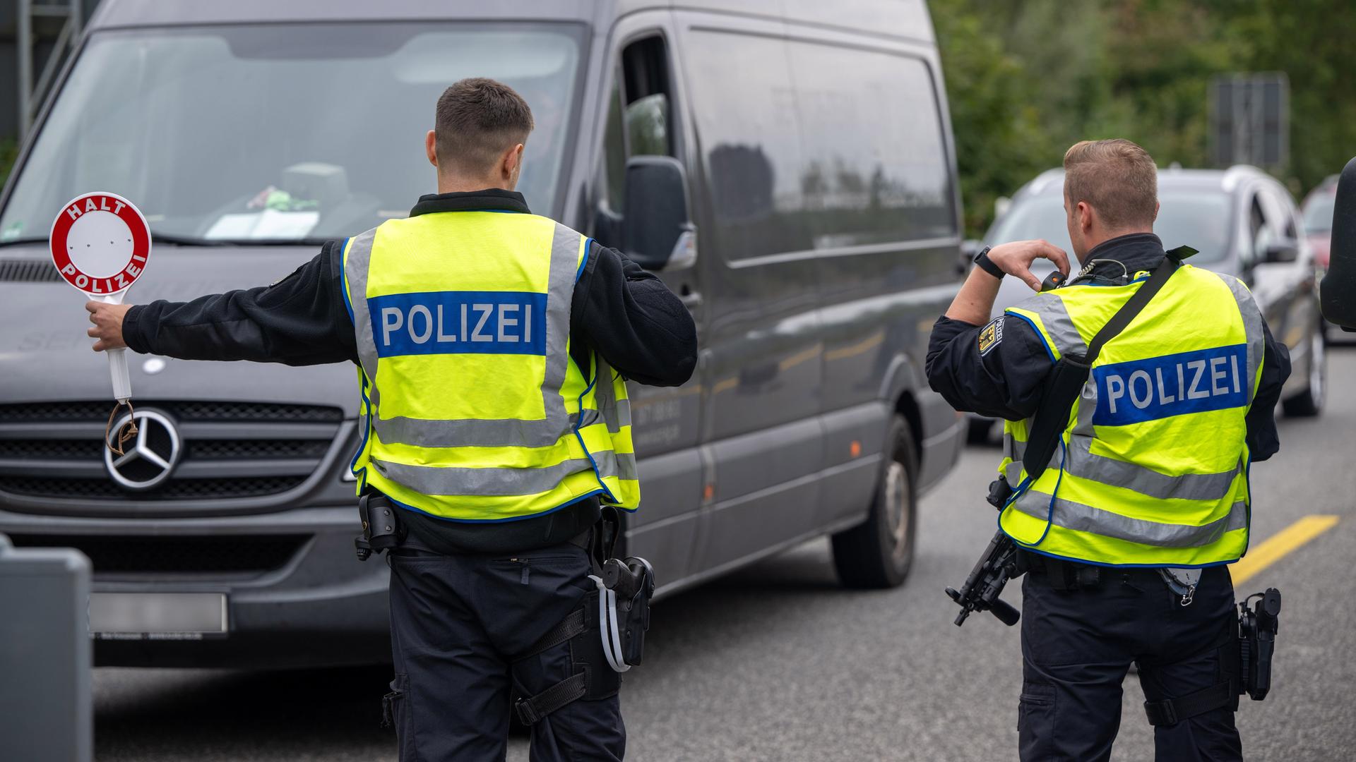 Polizisten halten kontrollieren Fahrzeuge auf der A64 bei Trier zu Beginn der Grenzkontrollen an allen deutschen Landesgrenzen.