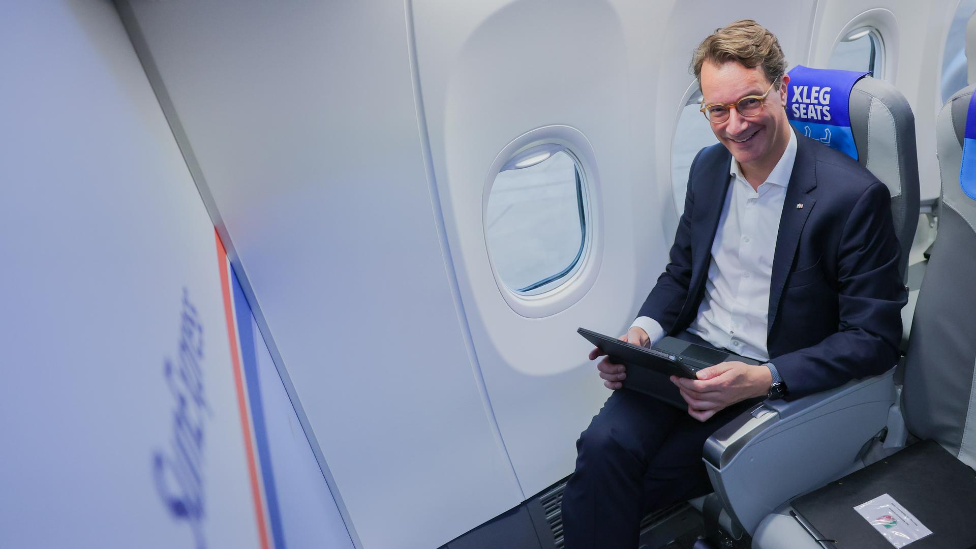 Hendrik Wüst (CDU), Ministerpräsident von Nordrhein-Westfalen, steigt am Flughafen in ein Flugzeug. Hendrik Wüst (CDU), Ministerpräsident von Nordrhein-Westfalen, steigt am Flughafen in ein Flugzeug.