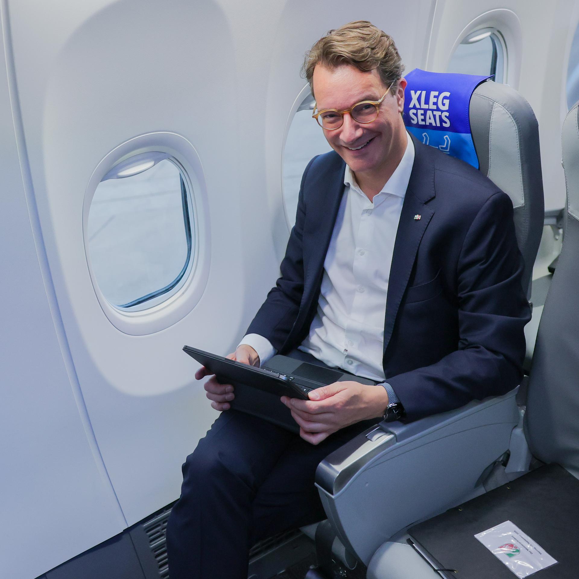 Hendrik Wüst (CDU), Ministerpräsident von Nordrhein-Westfalen, steigt am Flughafen in ein Flugzeug. 