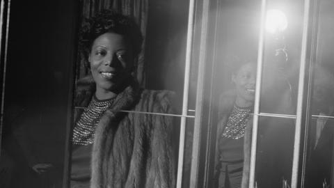 Wir sehen eine Schwarze Frau im Porträt - es ist die Pianistin Mary Lou Williams.