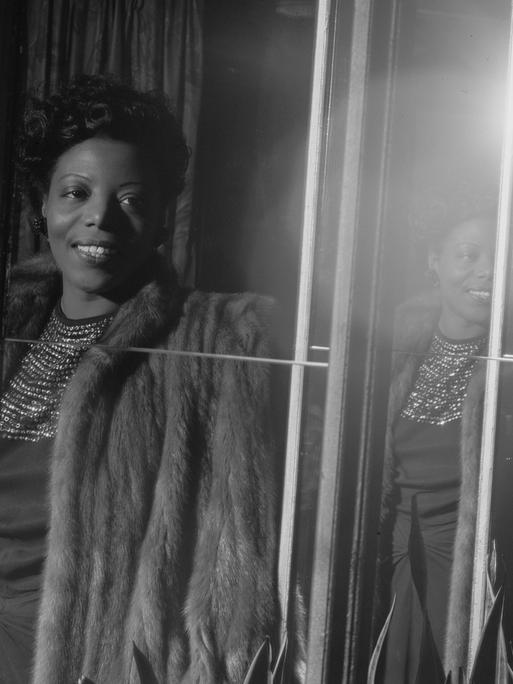 Wir sehen eine Schwarze Frau im Porträt - es ist die Pianistin Mary Lou Williams.