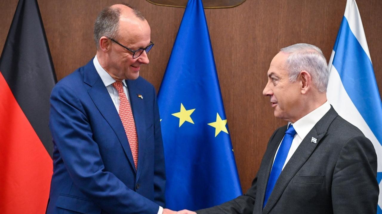 Friedrich Merz schüttelt während seiner Israel-Reise im Februar 2024 Benjamin Netanjahu die Hand