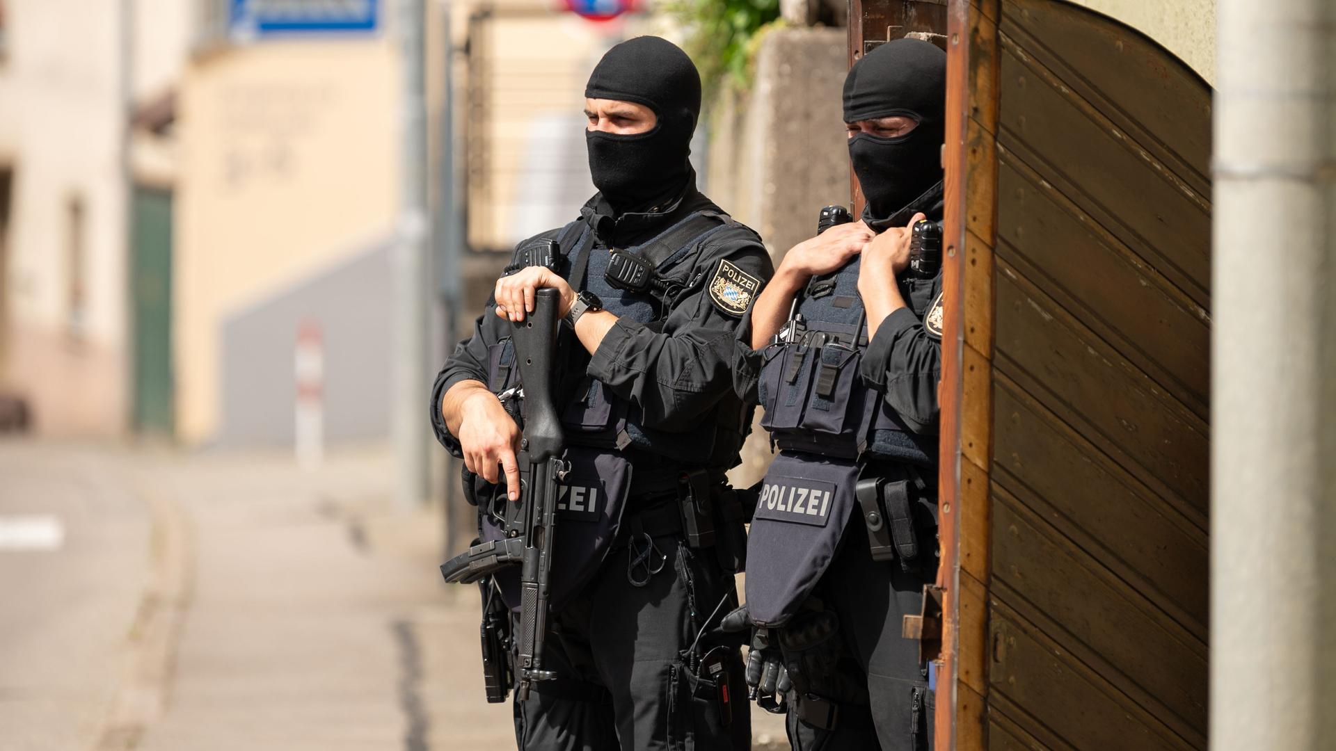 Einsatzkräfte der Polizei sichern ein Haus ab. Einsatzkräfte der Polizei sichern ein Haus ab.