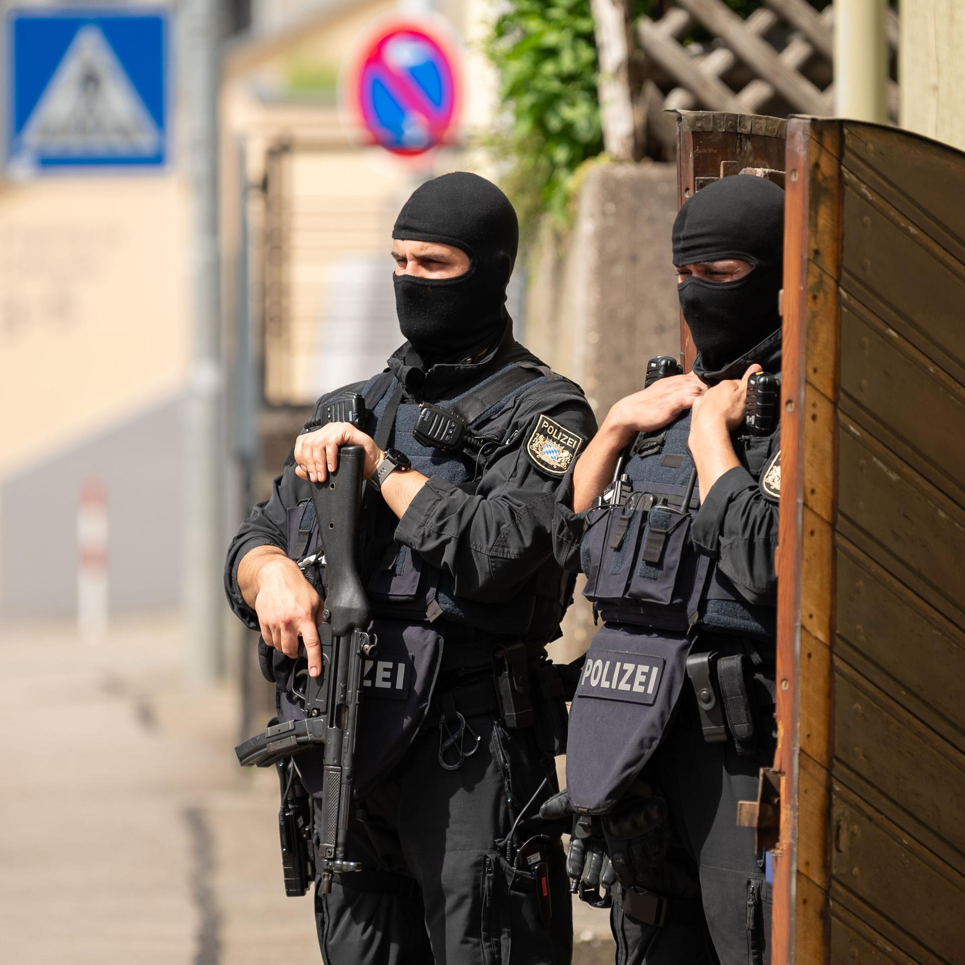 Einsatzkräfte der Polizei stehen in Althengstett und sichern ein Haus ab.