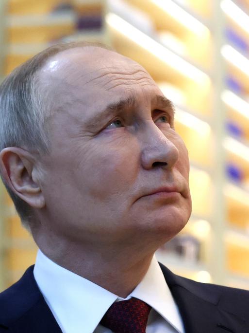 Der russische Präsident Putin blickt nachdenklich nach oben.