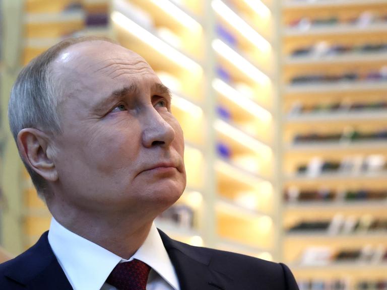 Der russische Präsident Putin blickt nachdenklich nach oben.