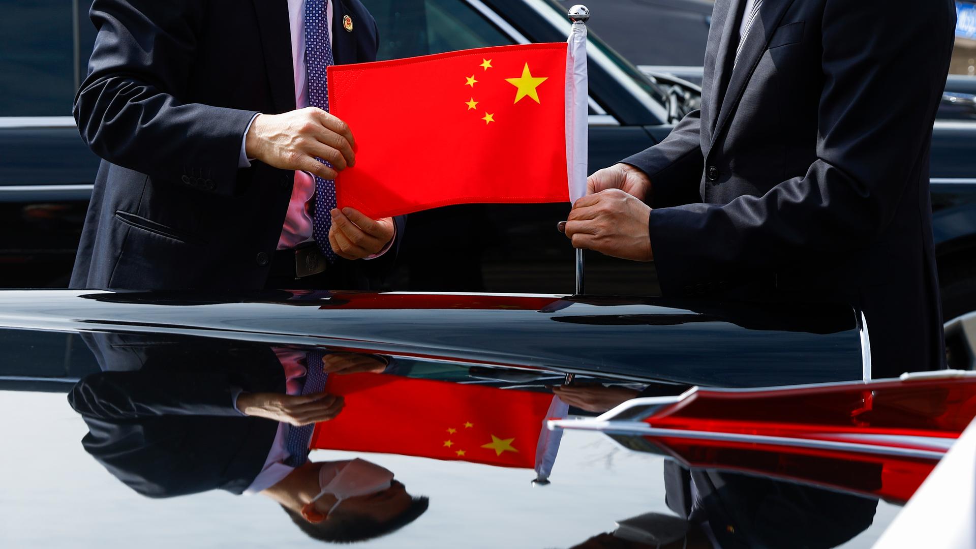 Chinese officials prepare ahead of President Emmanuel Macron's arrival at Beijing Capital International Airport, in Beijing, China, Wednesday, April 5, 2023. (Gonzalo Fuentes/Pool Photo via AP).
Ursula Von der Leyen und Emmanuel Macron sind in China bei Xi. Vorbereitungen in Peking auf den Staatsbesuch.