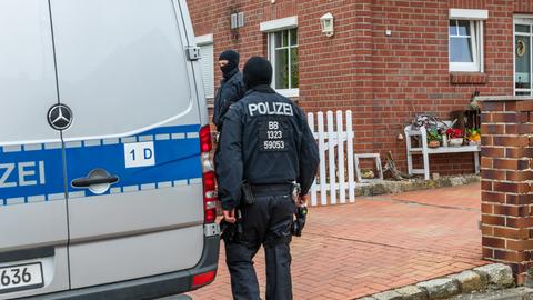 Polizisten durchsuchen ein Haus in Altdöbern in Brandenburg. 