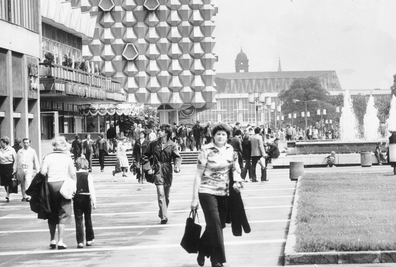 Dresden historisch: Auf diesem Schwarz-weiß-Bild laufen Menschen durch die Anfang der 1970er-Jahre fertiggestellten Prager Straße.