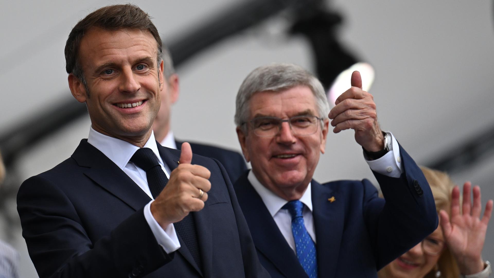 Der französische Präsident Emmanuel Macron und Thomas Bach, Präsident des Internationalen Olympischen Komitees