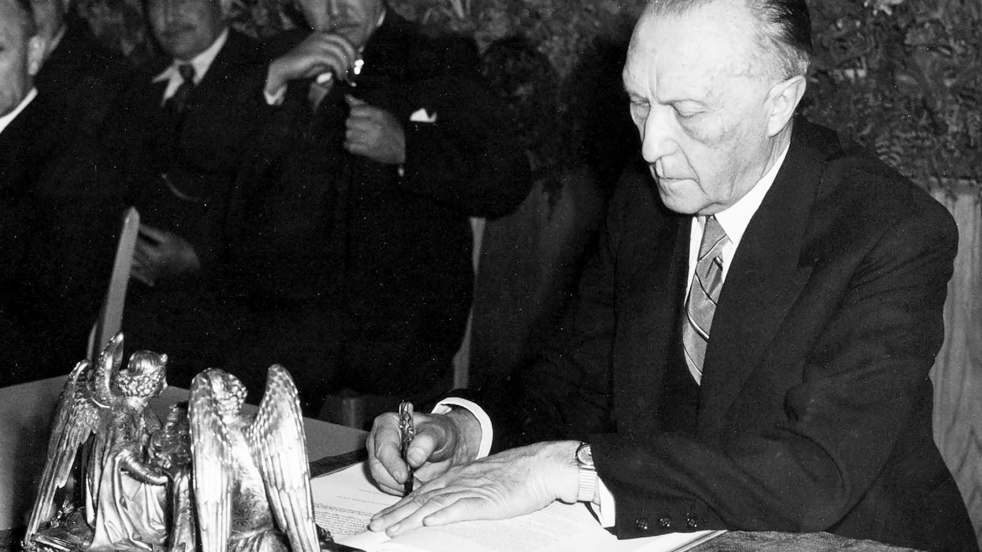 Konrad Adenauer bei der Unterzeichnung des Grundgesetzes am 23. Mai 1949 in Bonn.