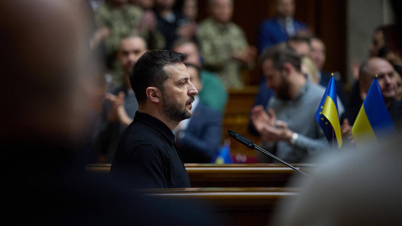 Wolodymyr Selenskyj hält im Parlament eine Rede