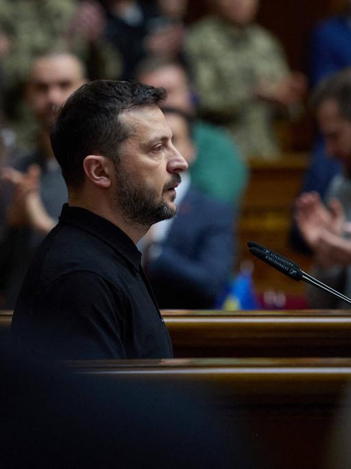 Wolodymyr Selenskyj hält im Parlament eine Rede