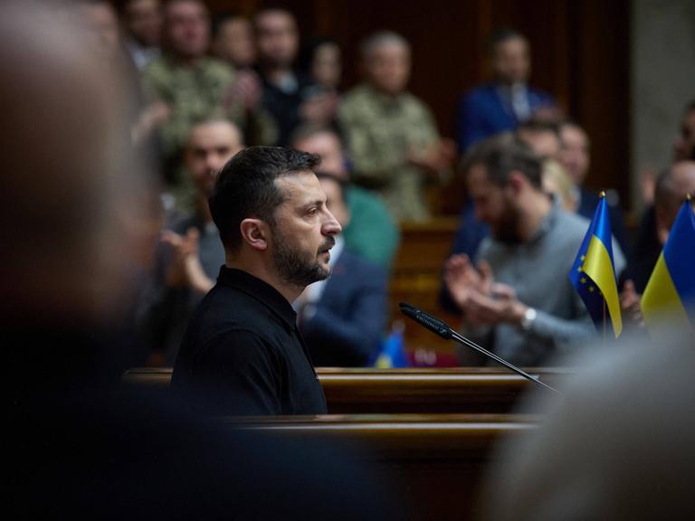 Wolodymyr Selenskyj hält im Parlament eine Rede