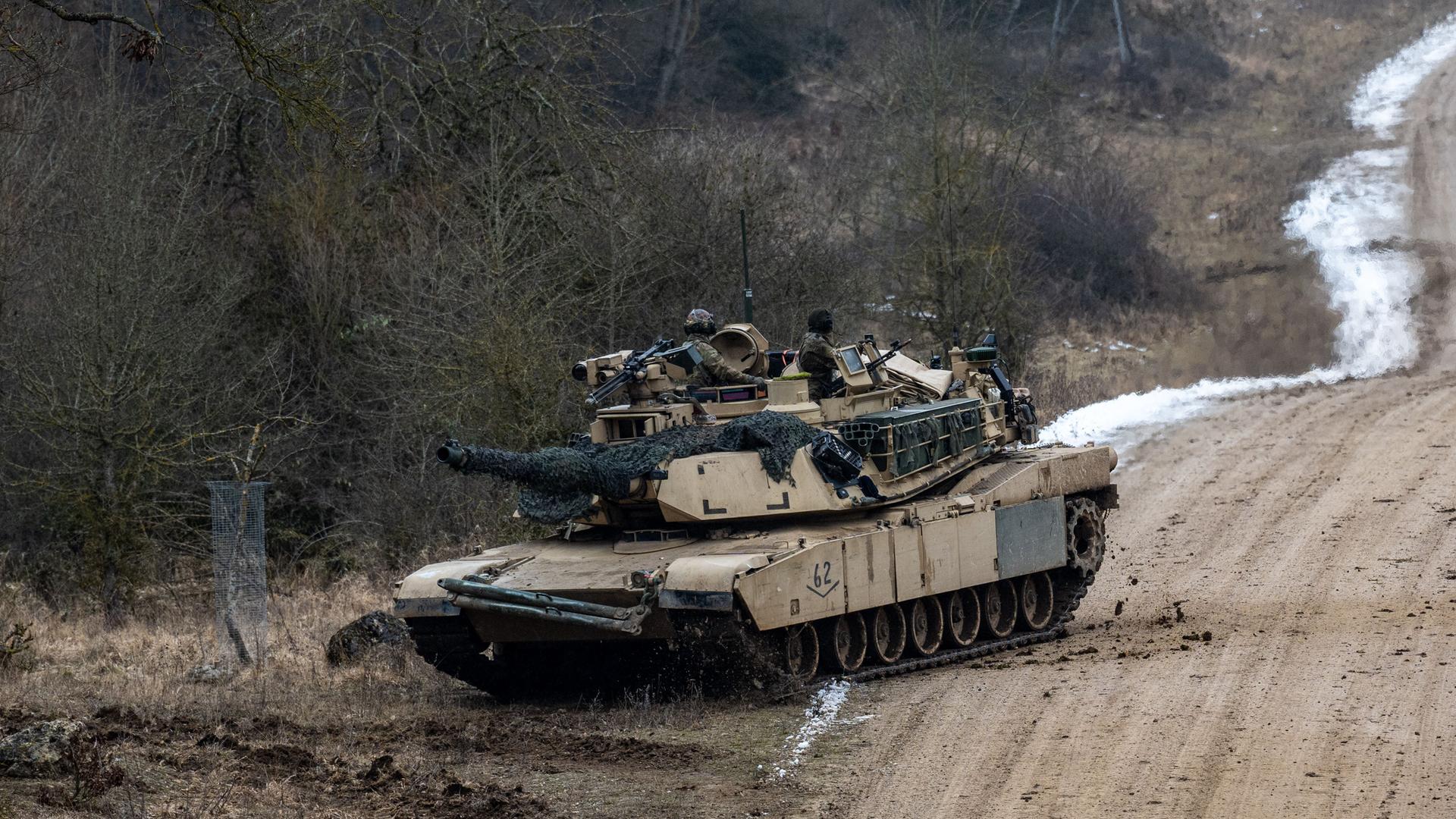 Ein Kampfpanzer M1 Abrams der USA fährt während der internationalen Militärübung "Allied Spirit 2022" auf dem Gelände des Truppenübungsplatz Hohenfels.