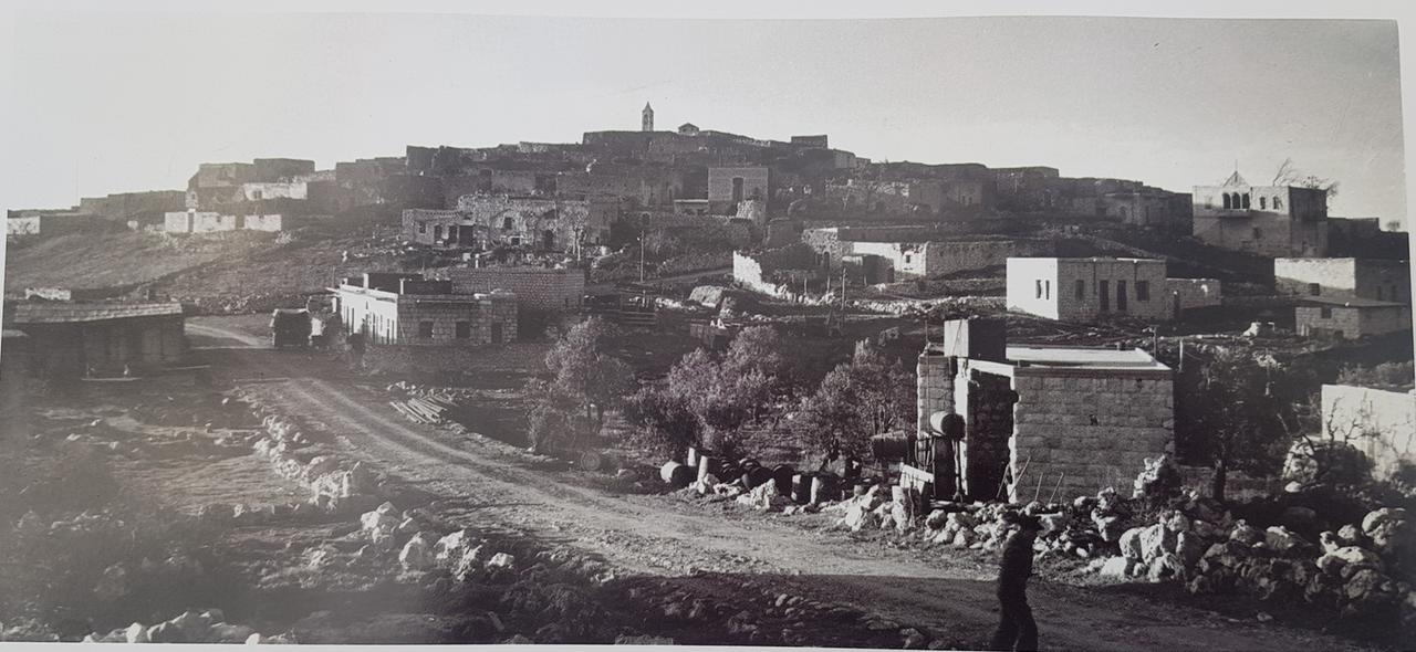 Das Dorf Kafr Bir‘am auf einer historischen schwarz-weiß-Aufnahme um 1949.