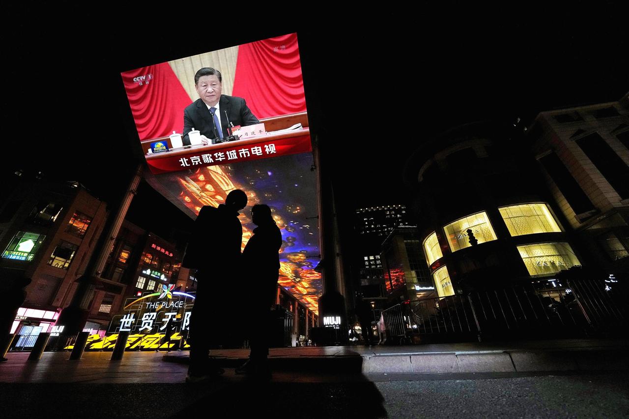 Über den Straßen Pekings schwebt ein großer Bildschirm. Darauf zu sehen: das Fernsehbild von Chinas Präsident Xi Jinping.
