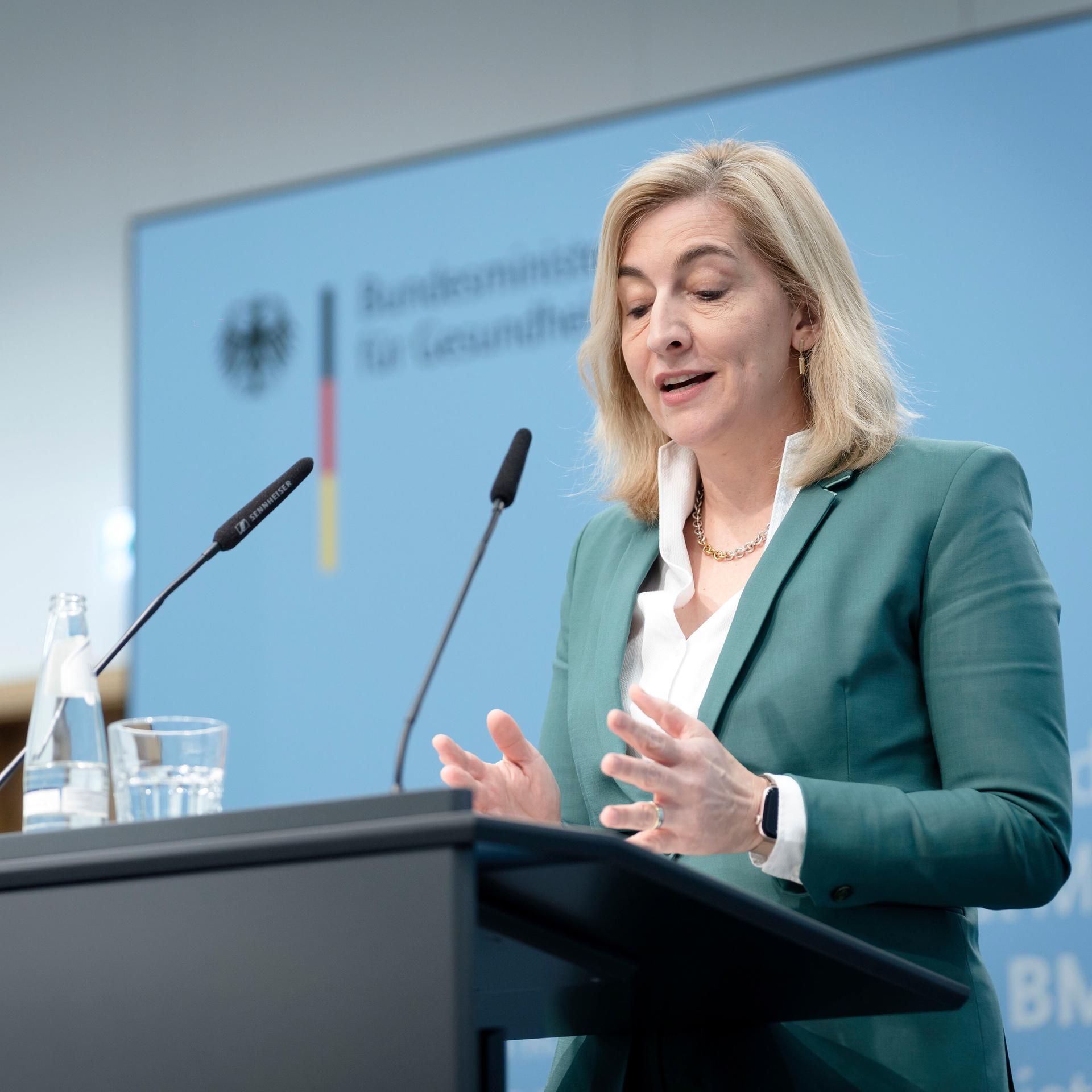 Sparpläne - Bundesgesundheitsministerin Warken legt Entwurf für Pflegereform vor - höhe Beiträge für Kinderlose und höhere Hürden für Pflegestufen vorgesehen