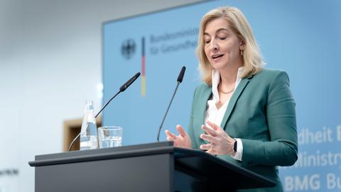 Nina Warken spricht an einem Rednerpult und gestikuliert. 