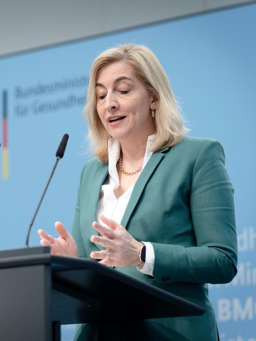 Nina Warken spricht an einem Rednerpult und gestikuliert. 