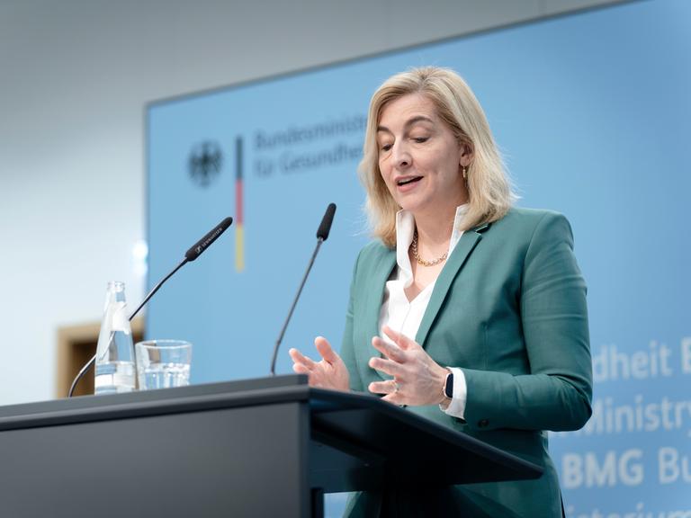 Nina Warken spricht an einem Rednerpult und gestikuliert. 