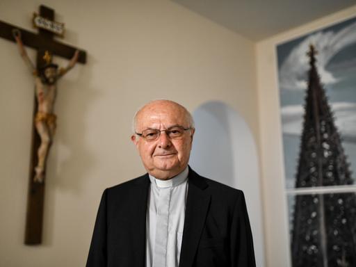Erzbischof Robert Zollitsch in seiner Wohnung vor einem Kreuz.