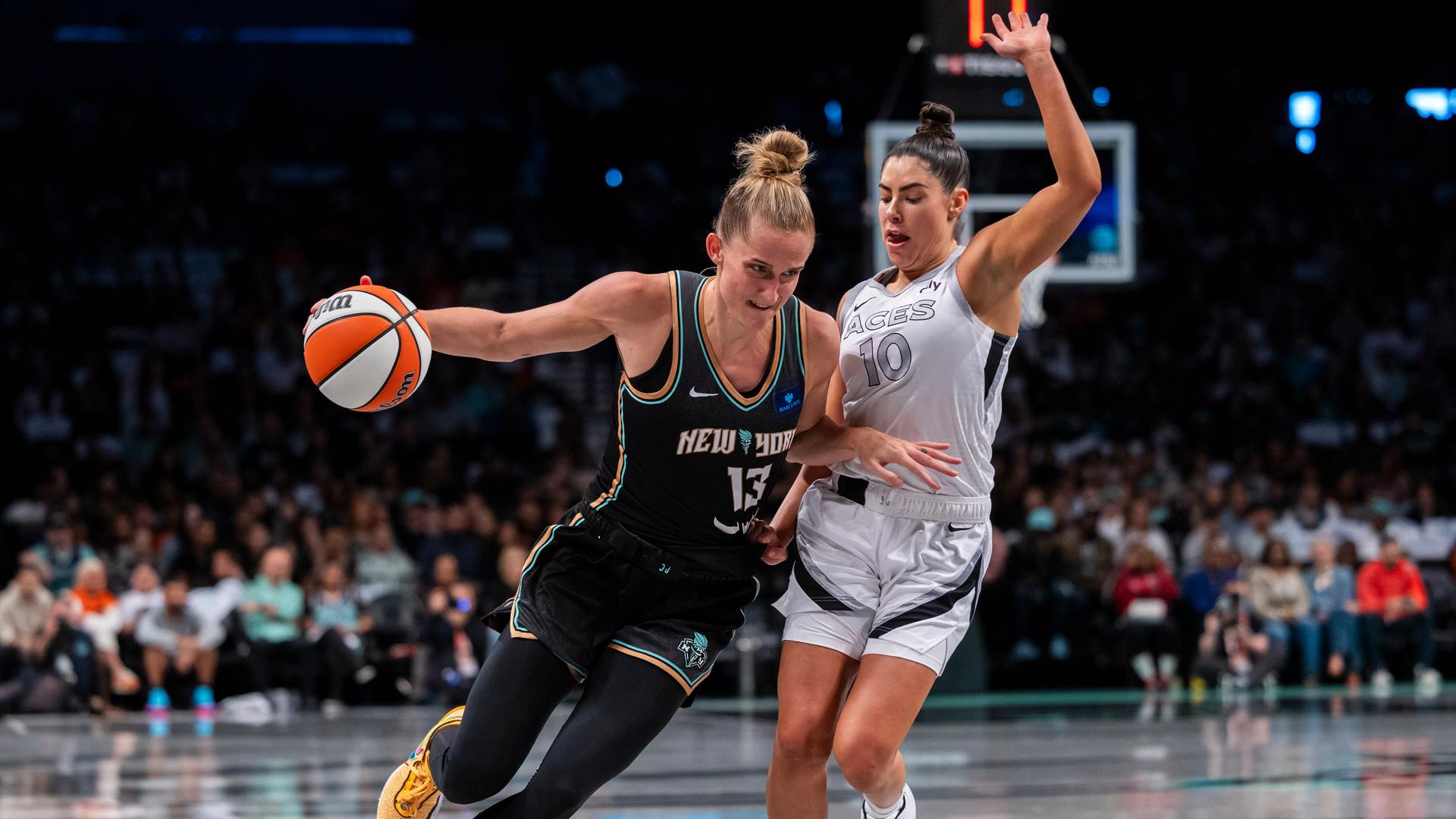 Zwei Basketballerinnen während einer Partie in den USA auf dem Spieldfeld. Zwei Basketballerinnen während einer Partie in den USA auf dem Spieldfeld.