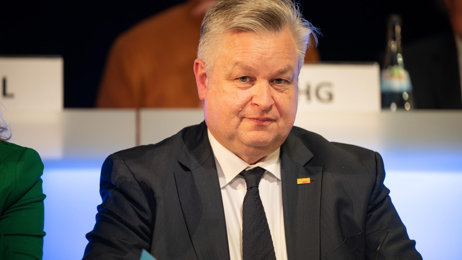 Michael Link, Schatzmeister der FDP Baden-Württemberg und Abgeordneter im Deutschen Bundestag, sitzt während des 120. ordentlichen Landesparteitages der FDP Baden-Württemberg auf der Bühne.