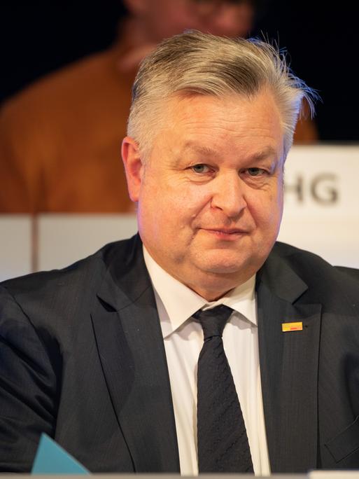 Michael Link, Schatzmeister der FDP Baden-Württemberg und Abgeordneter im Deutschen Bundestag, sitzt während des 120. ordentlichen Landesparteitages der FDP Baden-Württemberg auf der Bühne.