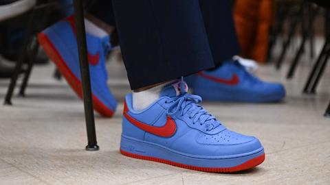 Besucher des Landesparteitags der AfD Baden-Württemberg trugen beim Landesparteitag in der Rheinhalle Turnschuhe in den Farben der Partei.