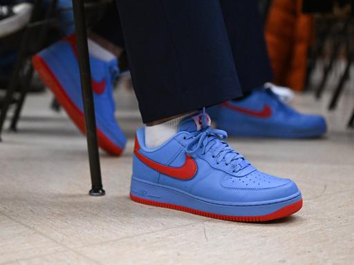 Besucher des Landesparteitags der AfD Baden-Württemberg trugen beim Landesparteitag in der Rheinhalle Turnschuhe in den Farben der Partei.