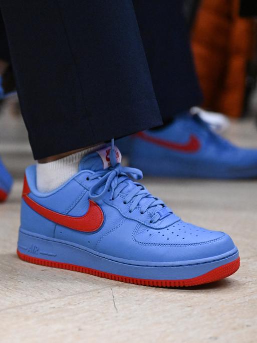 Besucher des Landesparteitags der AfD Baden-Württemberg trugen beim Landesparteitag in der Rheinhalle Turnschuhe in den Farben der Partei.