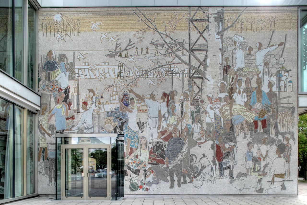 Wandmosaik „Aus dem Leben der Völker der Sowjetunion“ von Bert Heller am Café Moskau. Das Gebäude steht unter Denkmalschutz.