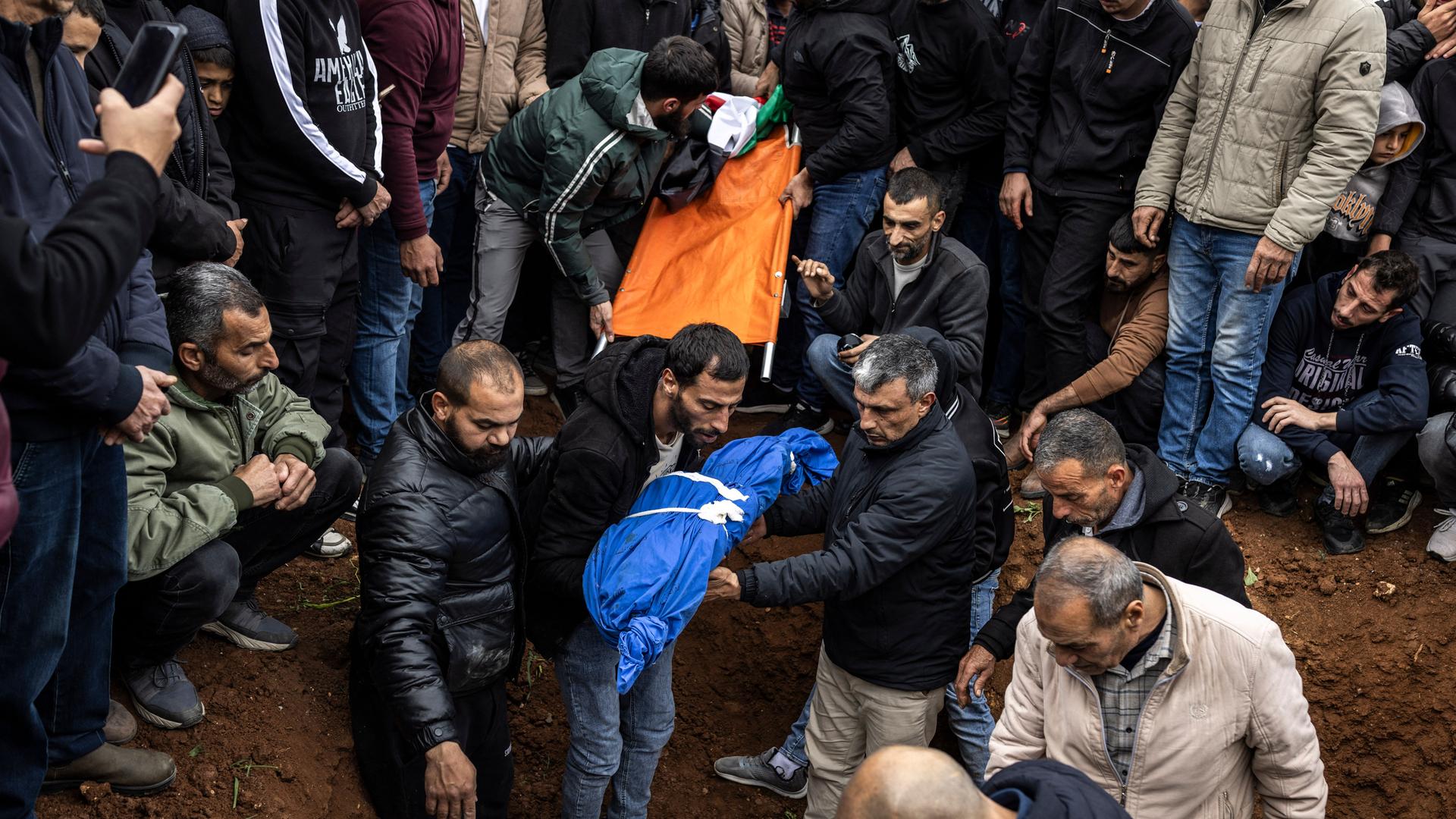 Trauernde senken den Leichnam eines fünfjährigen Jungen während seiner Beerdigung herab. Der palästinensische Junge war am 15. März 2026 von israelischen Soldaten im Fahrzeug der Familie in Tammun getötet wurden. Trauernde senken den Leichnam eines fünfjährigen Jungen während seiner Beerdigung herab. Der palästinensische Junge war am 15. März 2026 von israelischen Soldaten im Fahrzeug der Familie in Tammun getötet wurden.