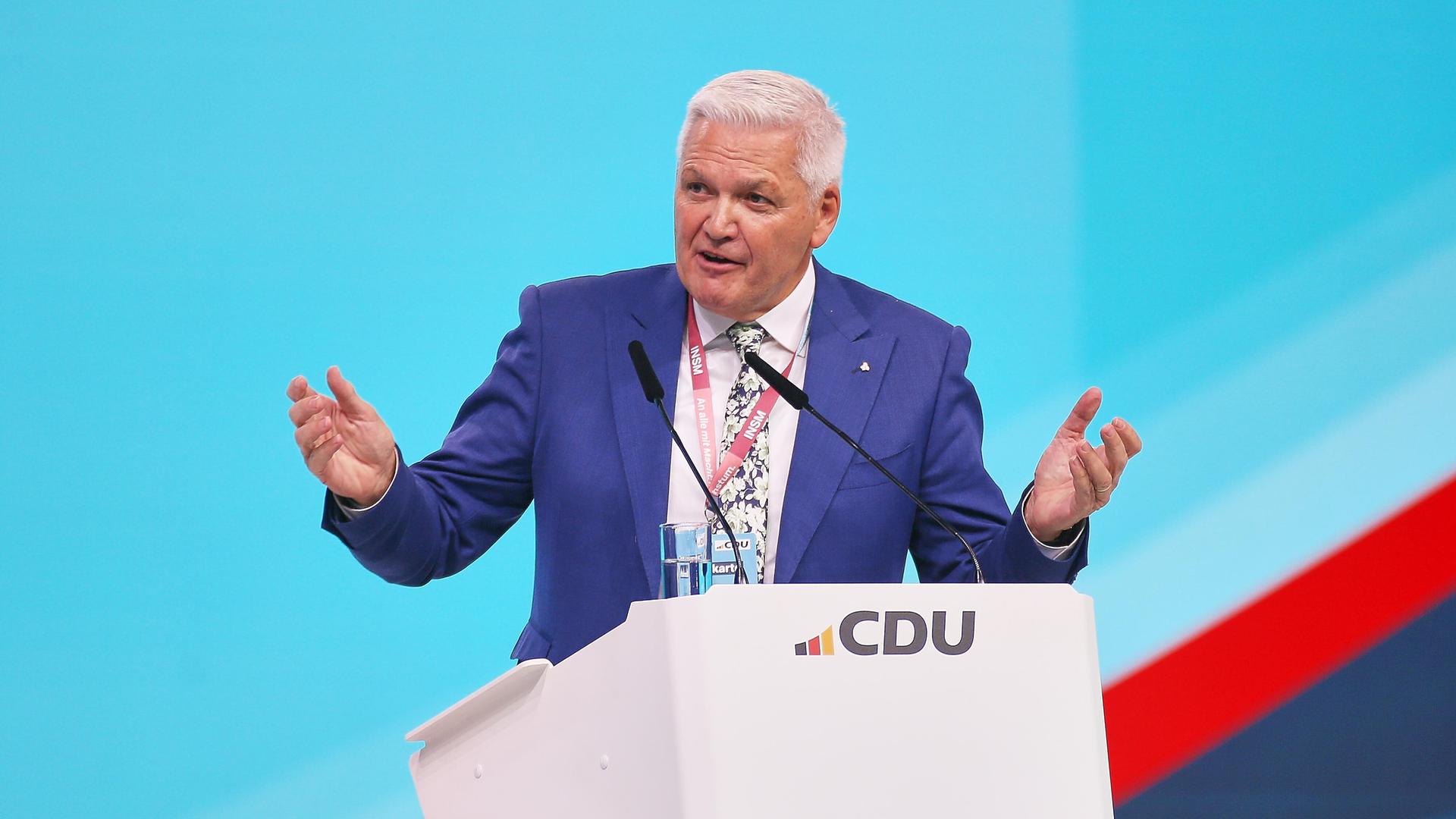 Hubert Hüppe spricht und gestikuliert auf dem Bundesparteitag der CDU Deutschlands in Stuttgart. Hubert Hüppe spricht und gestikuliert auf dem Bundesparteitag der CDU Deutschlands in Stuttgart.